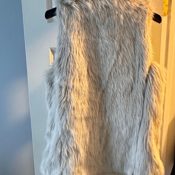 Faux fur vest 🍁 - Picture 2 of 3